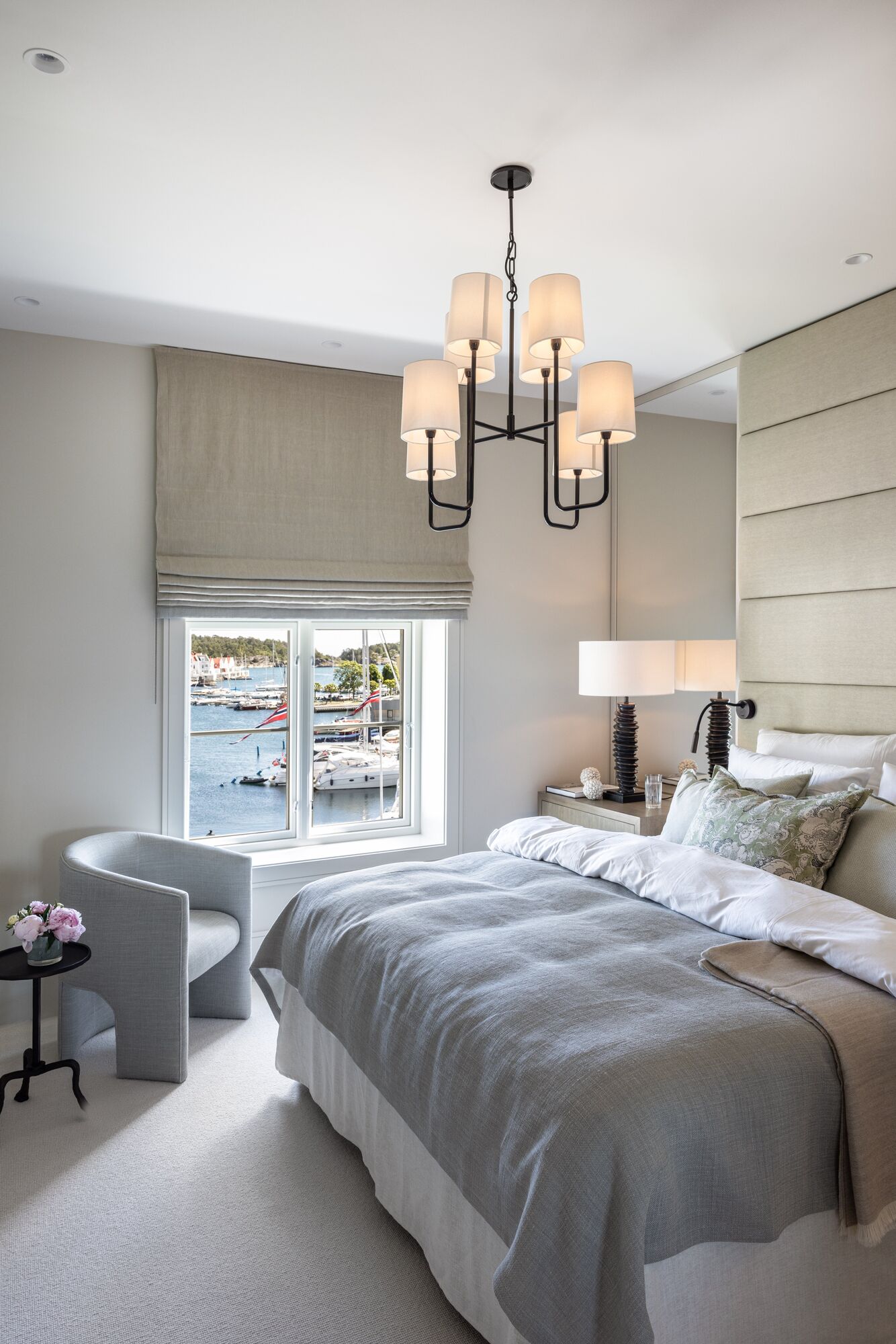 Bedroom with a window onto the marina