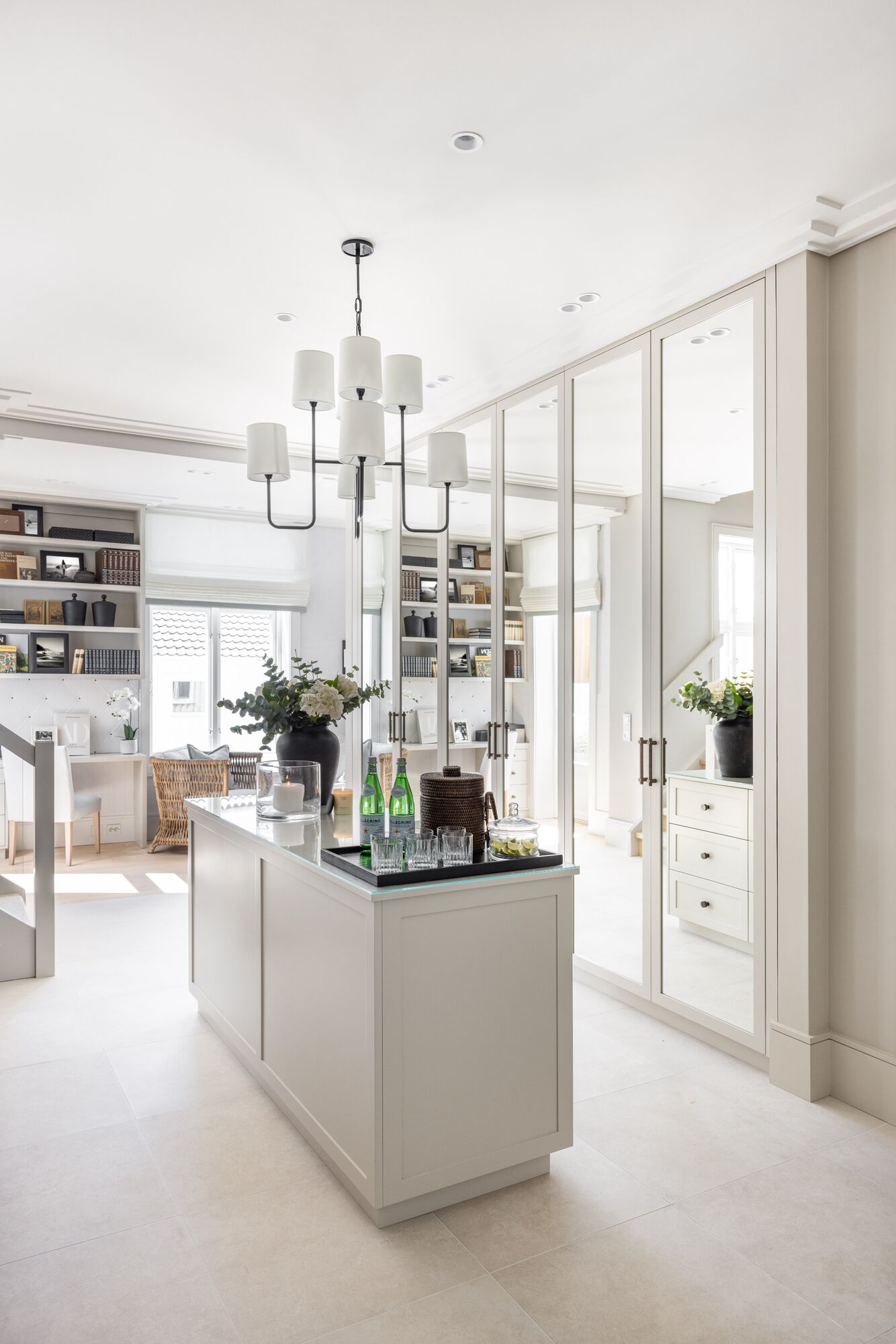 Entrance hall with mirrored wardrobes